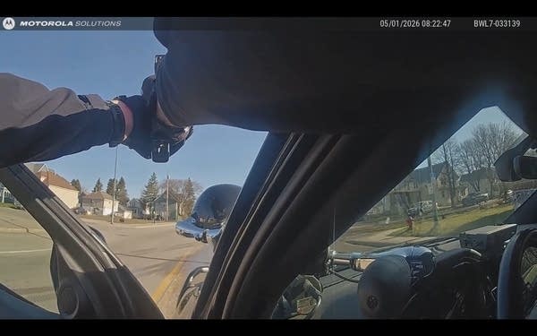 officer points gun from squad