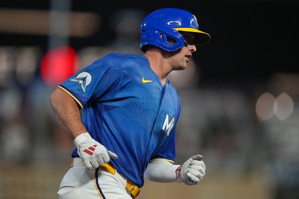  Brooks Lee runs the bases 