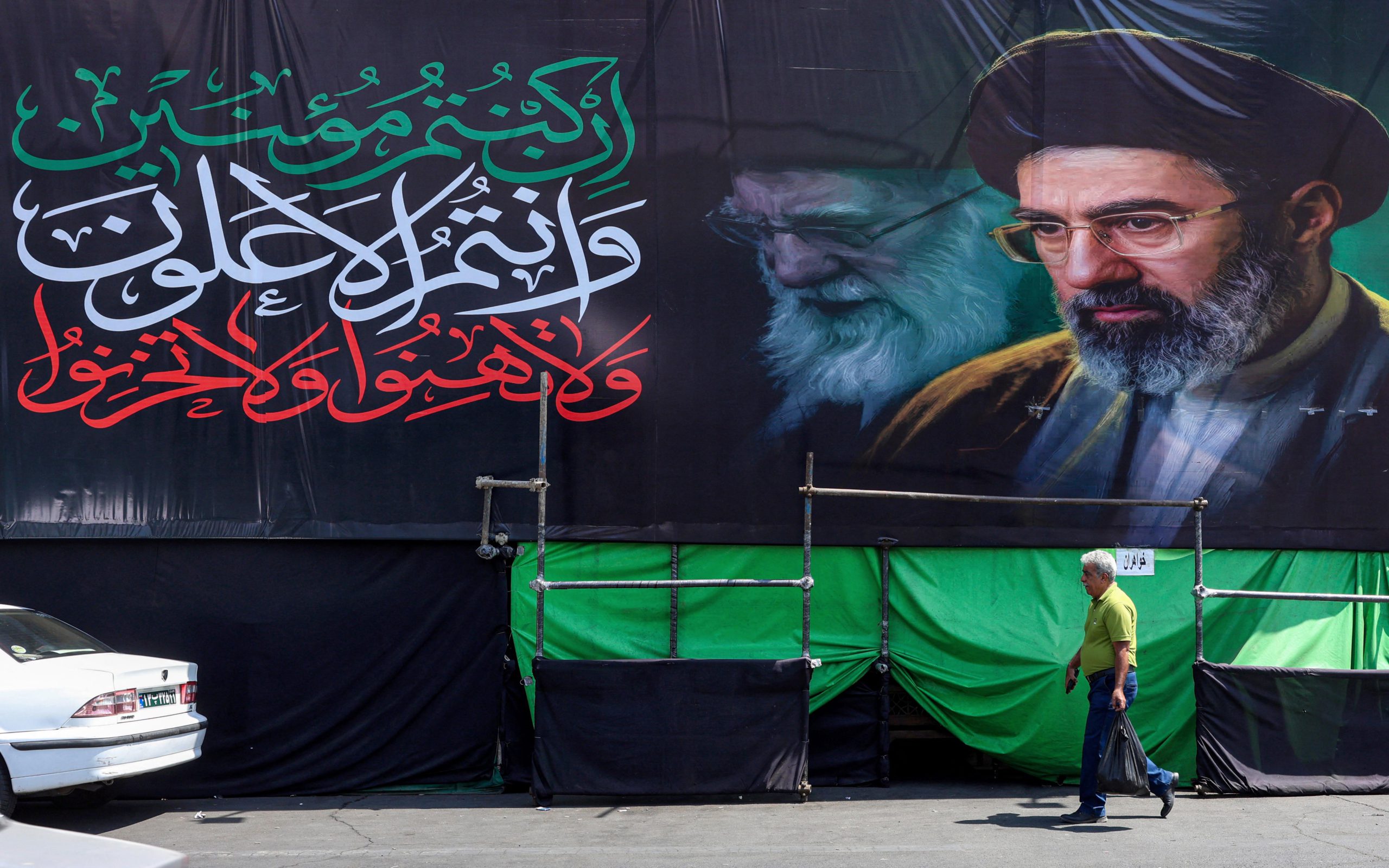 Mural showing Mojtaba and Ali Khamenei