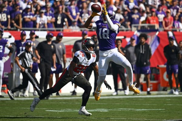 Justin Jefferson catches a pass against the Bucs