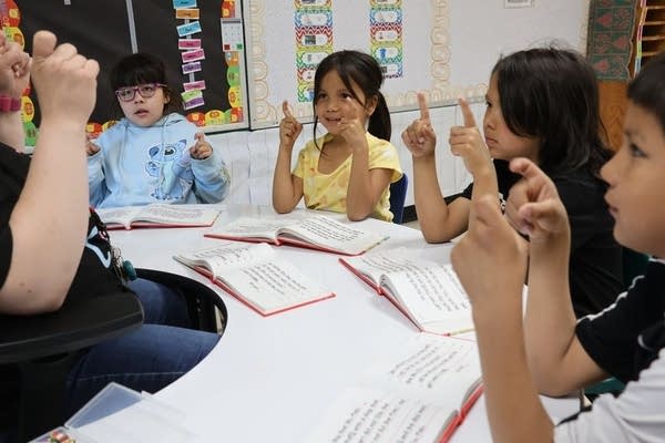  Bug-O-Nay-Ge-Shig young readers prepare to track words in the Direct Instruction method